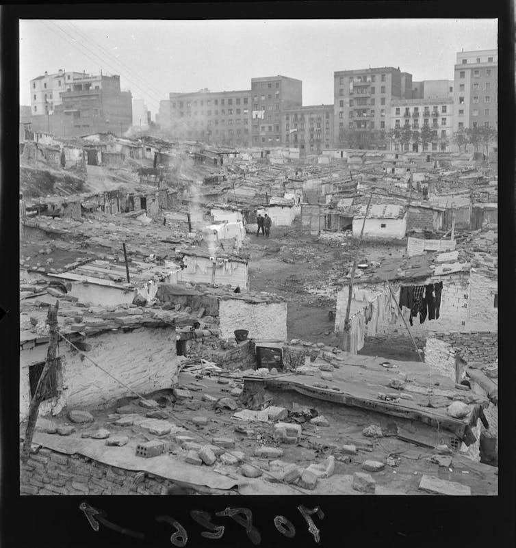Asentamiento chabolista que ocupaba las calles Jaime el Conquistador, Fernando Poo y Torres Miranda. El poblado se compone mayoritariamente de barracas de una sola planta con cubiertas a un agua y paredes encaladas. Al fondo se alzan varios bloques de vi