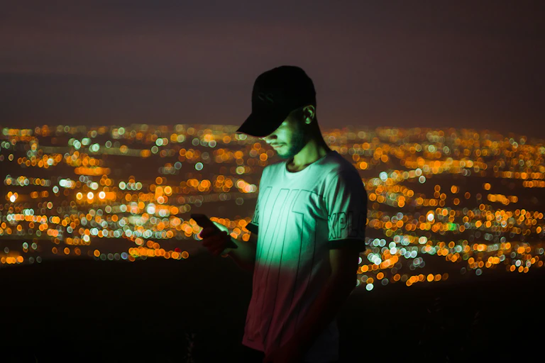 Jeune homme regardant son téléhpone