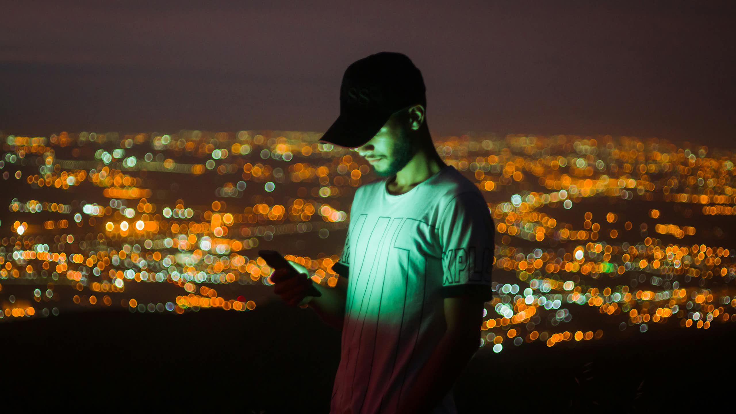 Jeune homme regardant son téléhpone