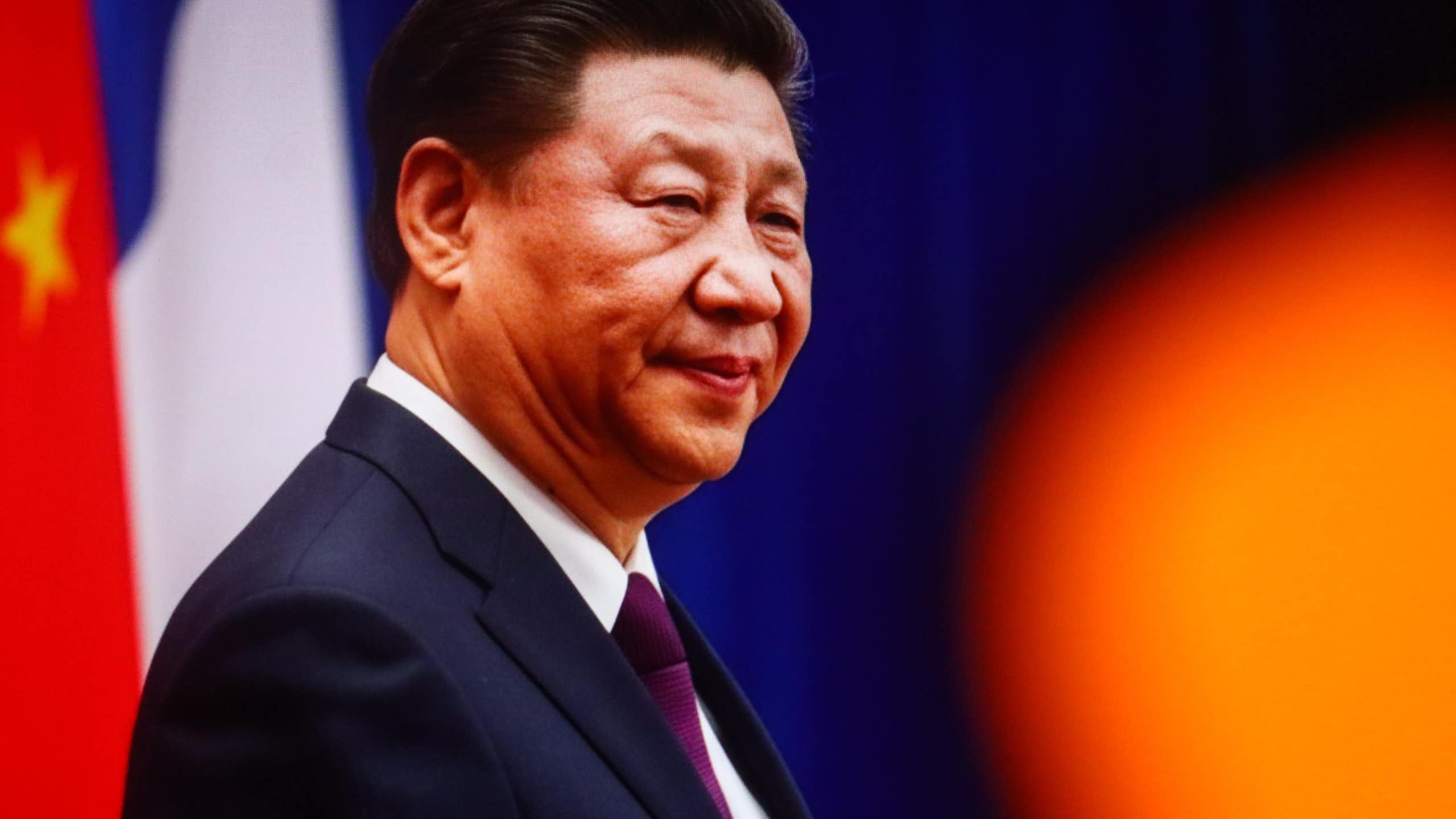 Un hombre trajeado de perfil.