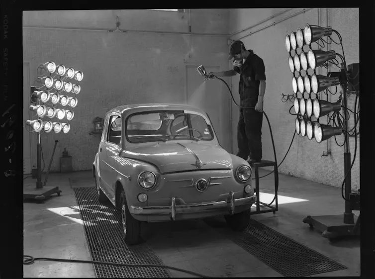 Operario pintando un Seat 600.
