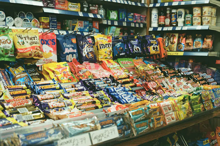 Des sucettes disposées sur une étagère dans un magasin