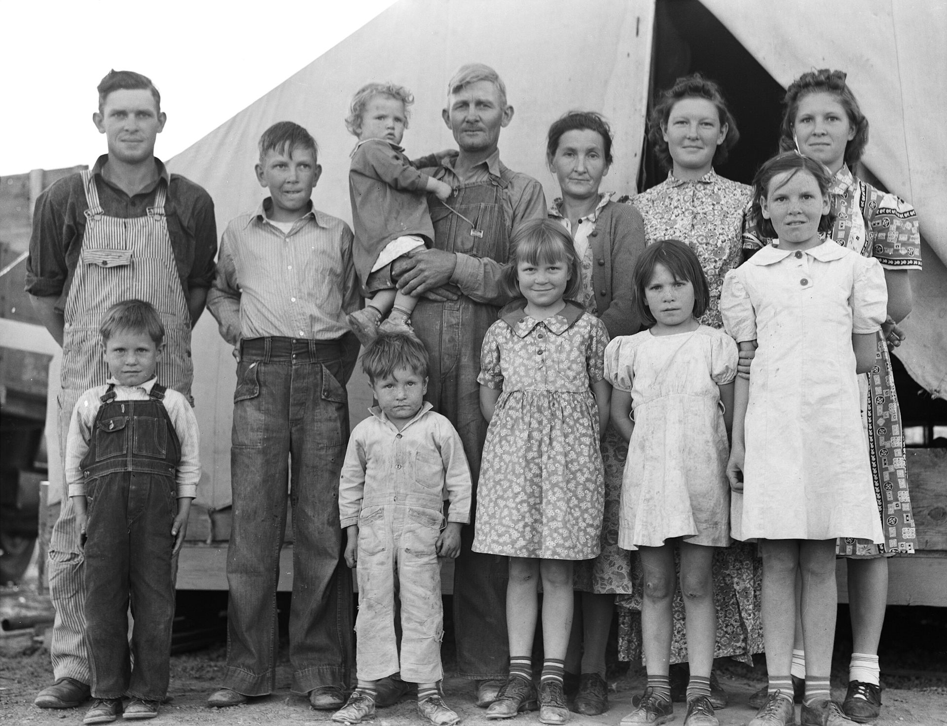 Retrato familiar de un padre, una madre y sus diez hijos.