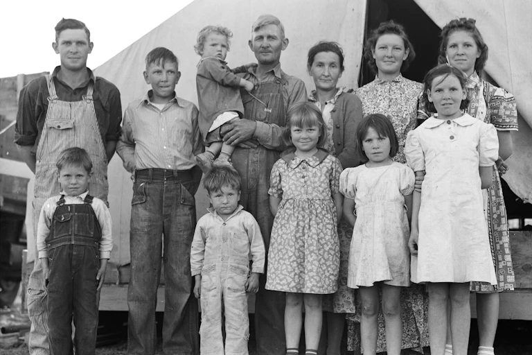 Retrato familiar de un padre, una madre y sus diez hijos.