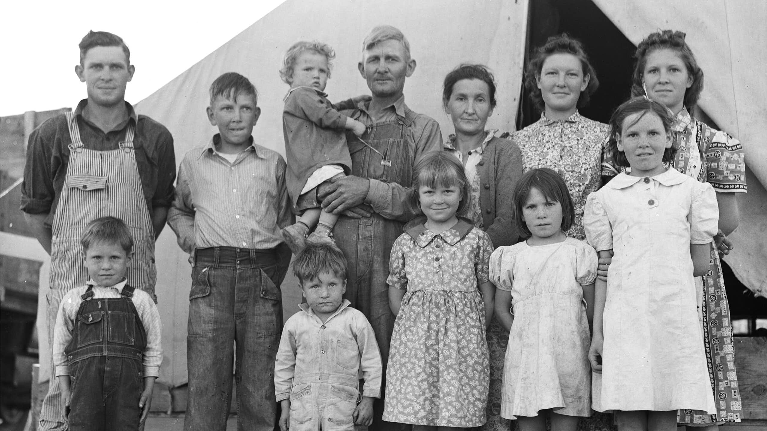 Retrato familiar de un padre, una madre y sus diez hijos.