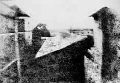 Imagen de edificios en blanco y negro.