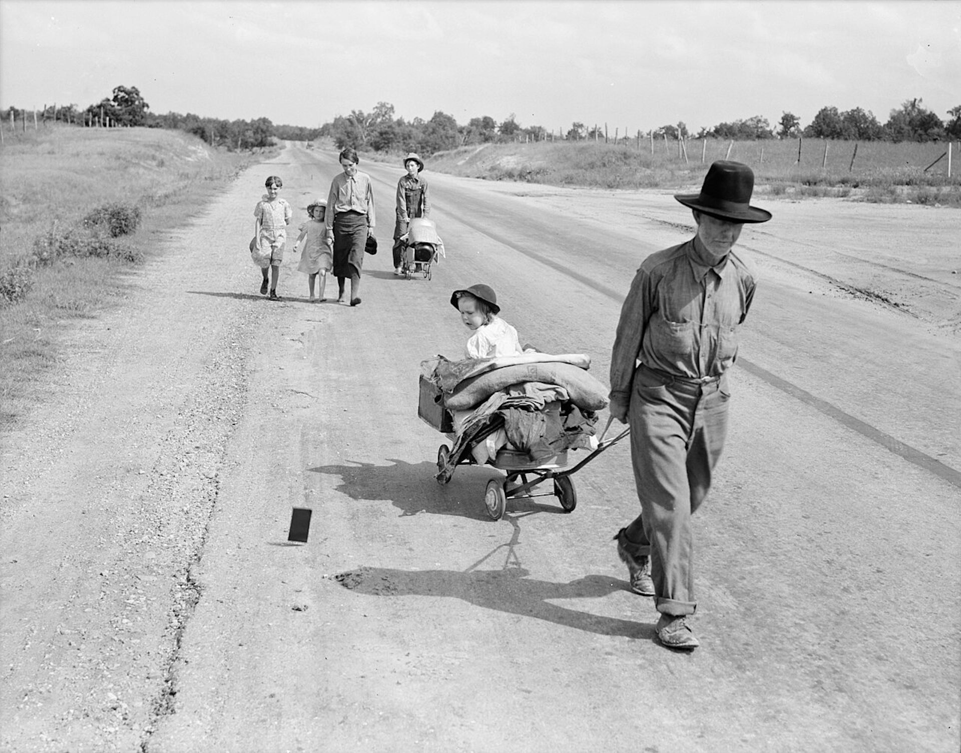 A painting by Dorothea Lange in which she shows a family with five children walking down the road
