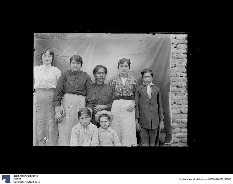 Imagen en blanco y negro de unas mujeres indígenas.