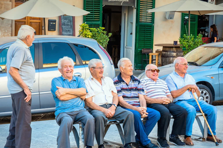 Grupo de ancianos sentados en un banco