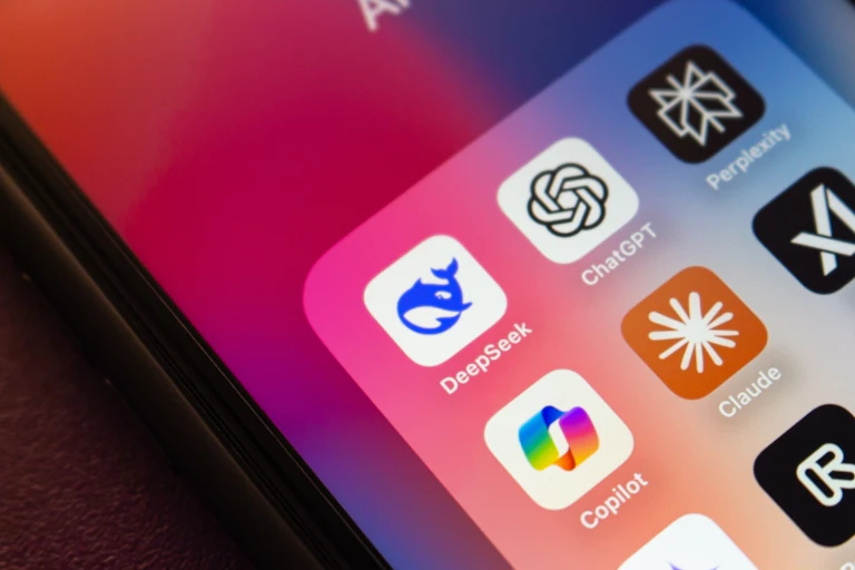 Aplicaciones de inteligencia artificial en la pantalla de un teléfono