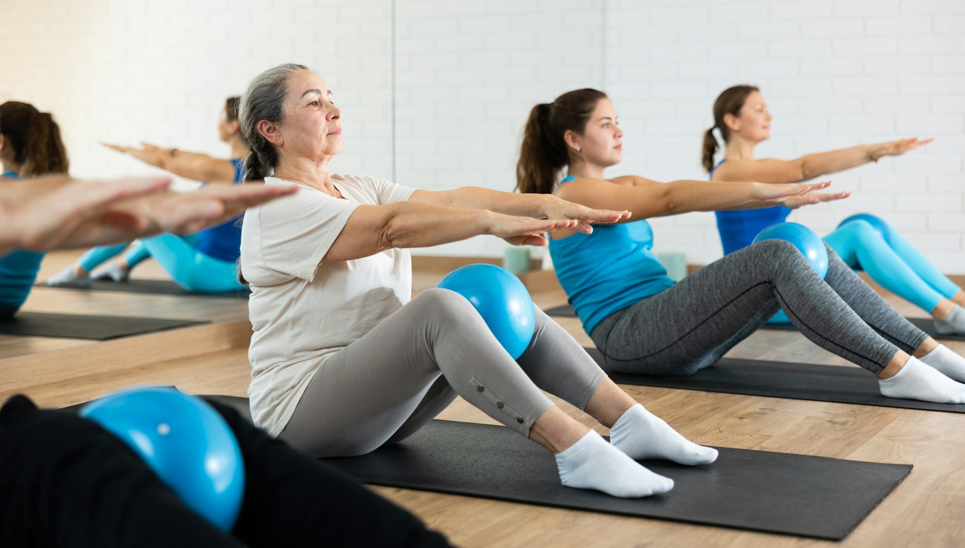 Mujeres haciendo ejercicio en un gimnasio.