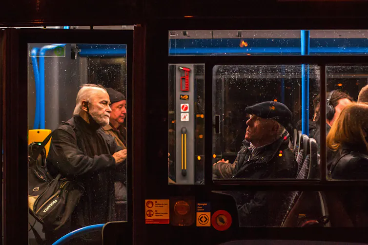 Des gens sont dans un bus