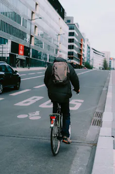 Un homme âgé se déplace à vélo