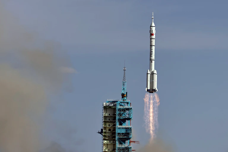 O foguete Longa Marcha 2F lança a missão Shenzhou 20