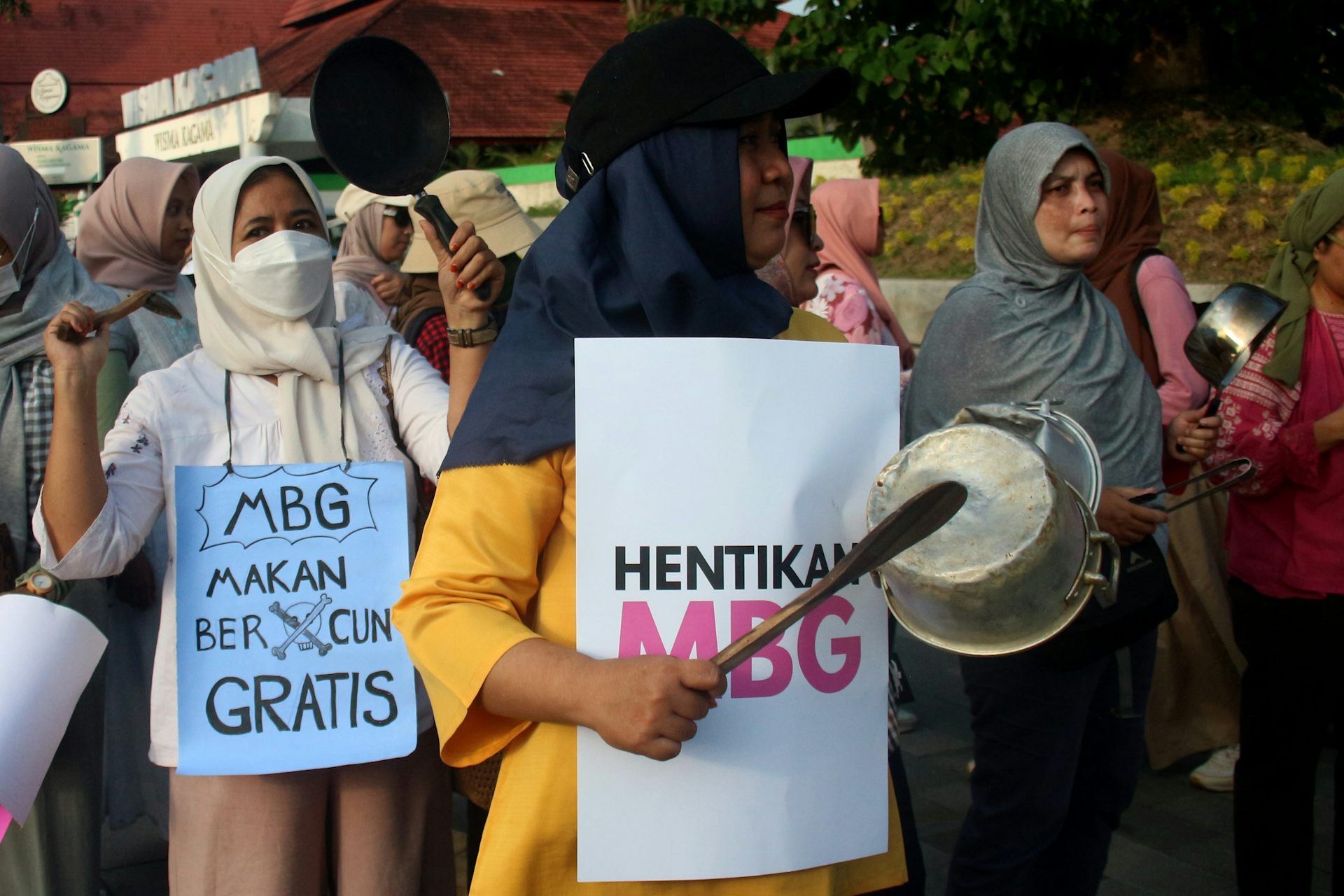 Program MBG lebih melibatkan militer yang mayoritas laki-laki, mengesampingkan peran dan kontribusi perempuan.