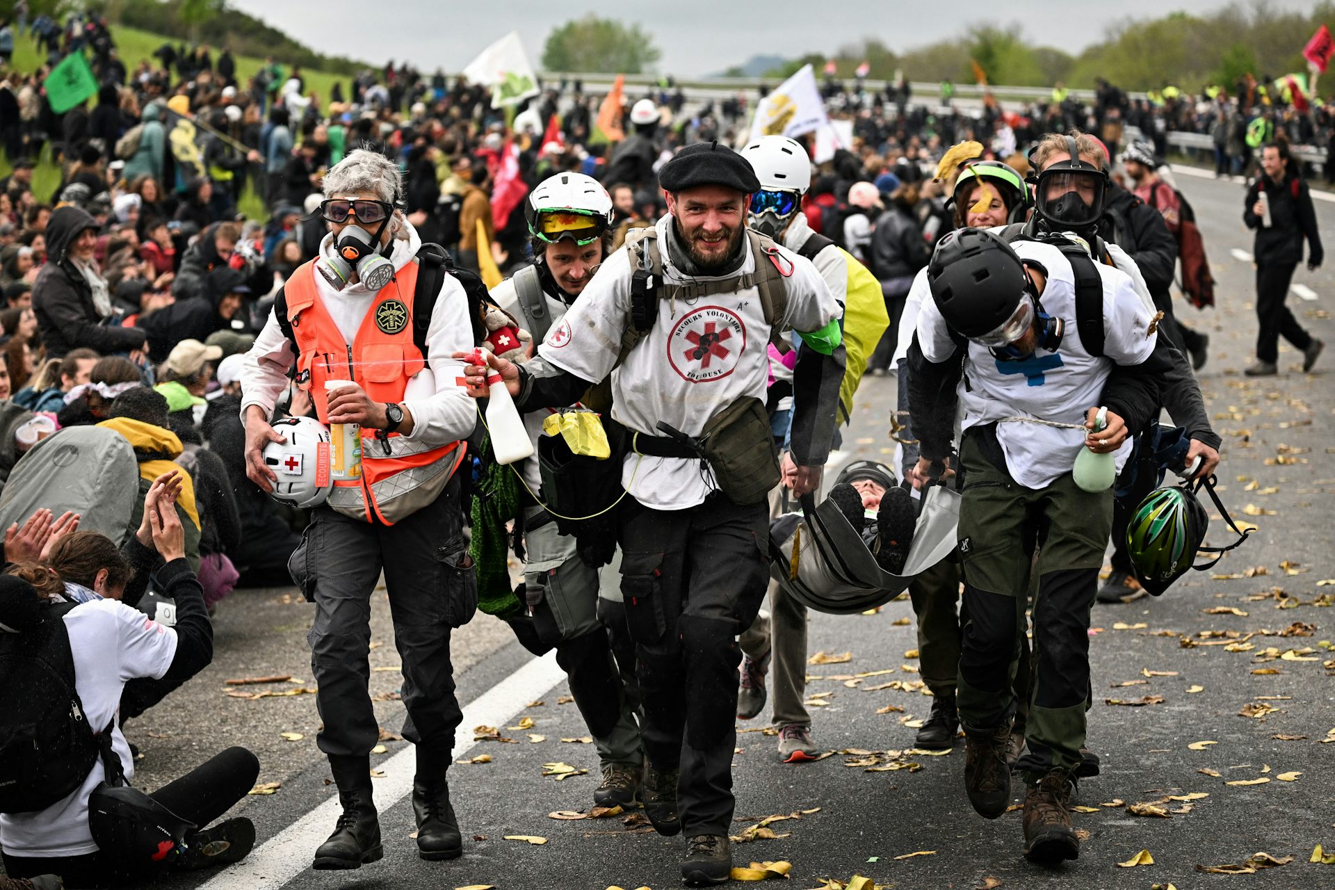 Des "street medics" défilent lors d'une manifestation contre le projet d'autoroute A69 entre Castres et Toulouse, le 22 avril 2023.