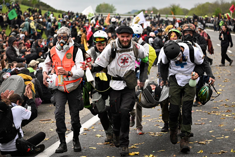 Des "street medics" défilent lors d'une manifestation contre le projet d'autoroute A69 entre Castres et Toulouse, le 22 avril 2023.