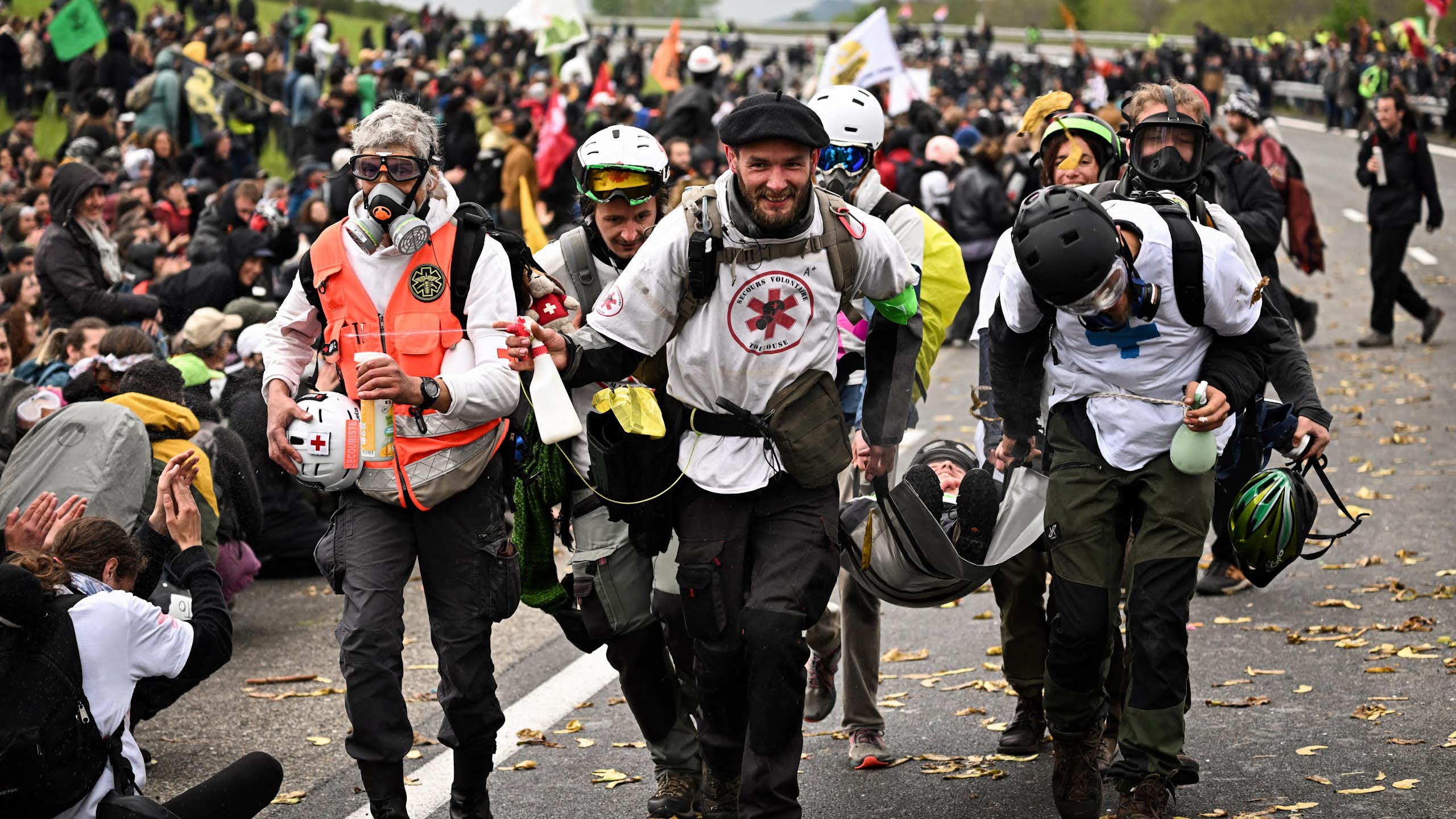 Des "street medics" défilent lors d'une manifestation contre le projet d'autoroute A69 entre Castres et Toulouse, le 22 avril 2023.