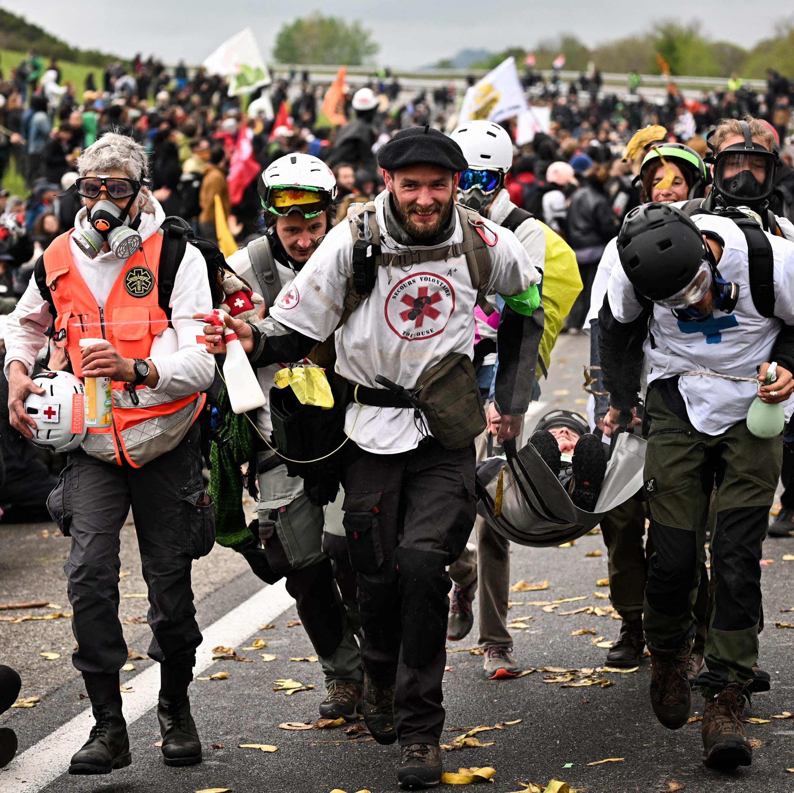 Des "street medics" défilent lors d'une manifestation contre le projet d'autoroute A69 entre Castres et Toulouse, le 22 avril 2023.