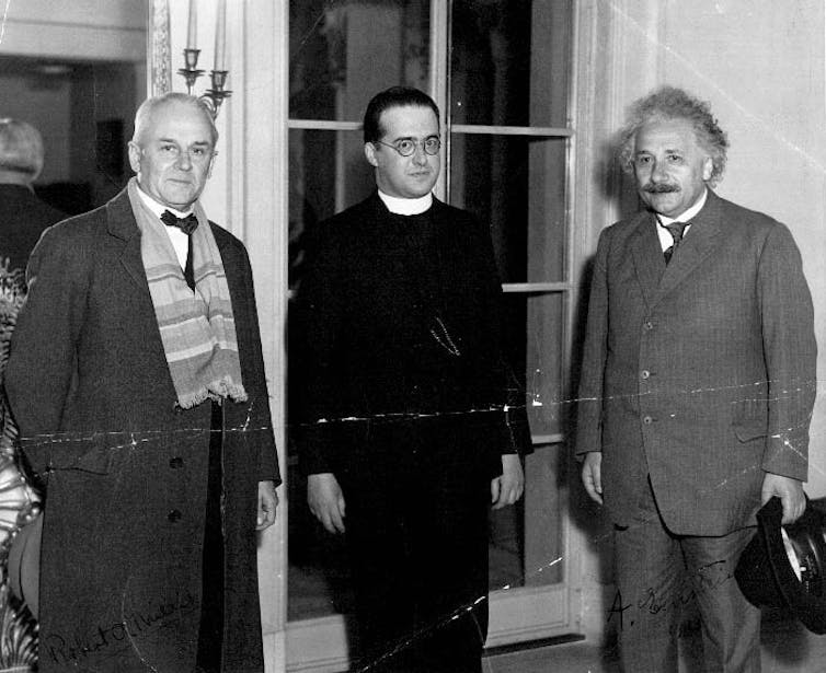 Photo d’époque en noir et blanc des trois scientifiques