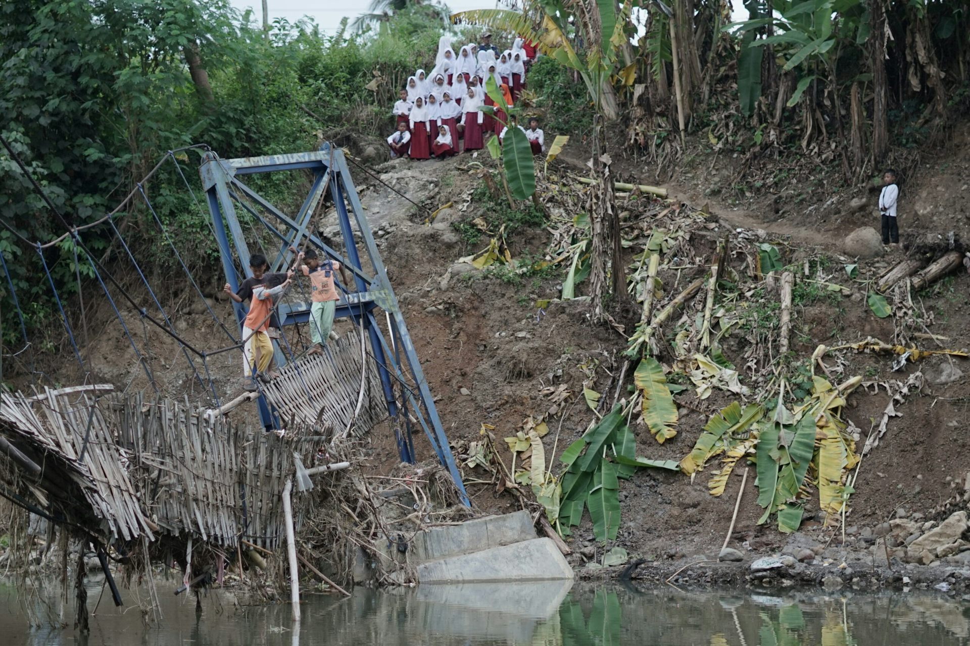 Hidup dan mati di tengah ironi ketimpangan infrastruktur Indonesia