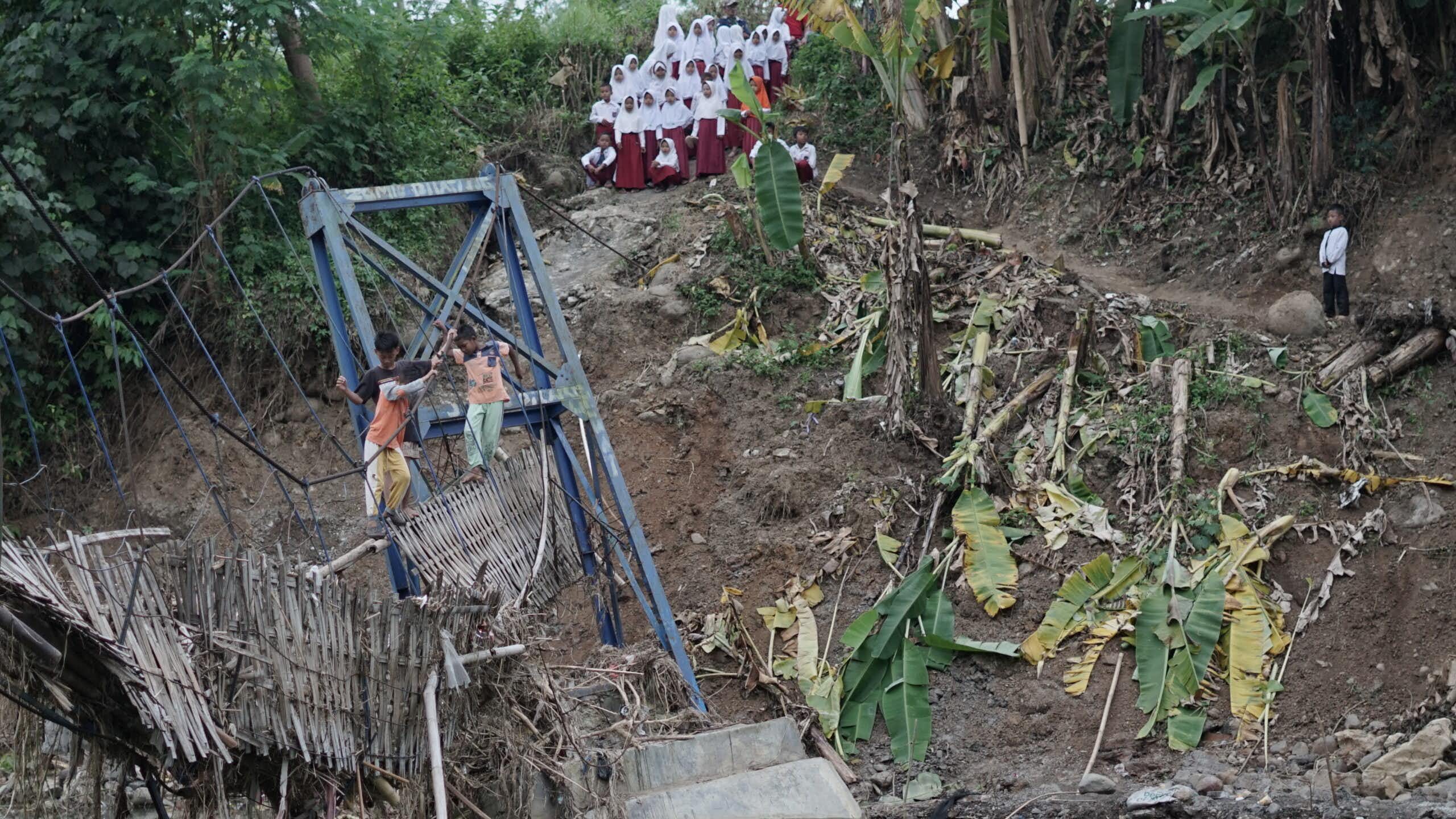 Jembatan rusak di suatu desa di Jawa Barat.