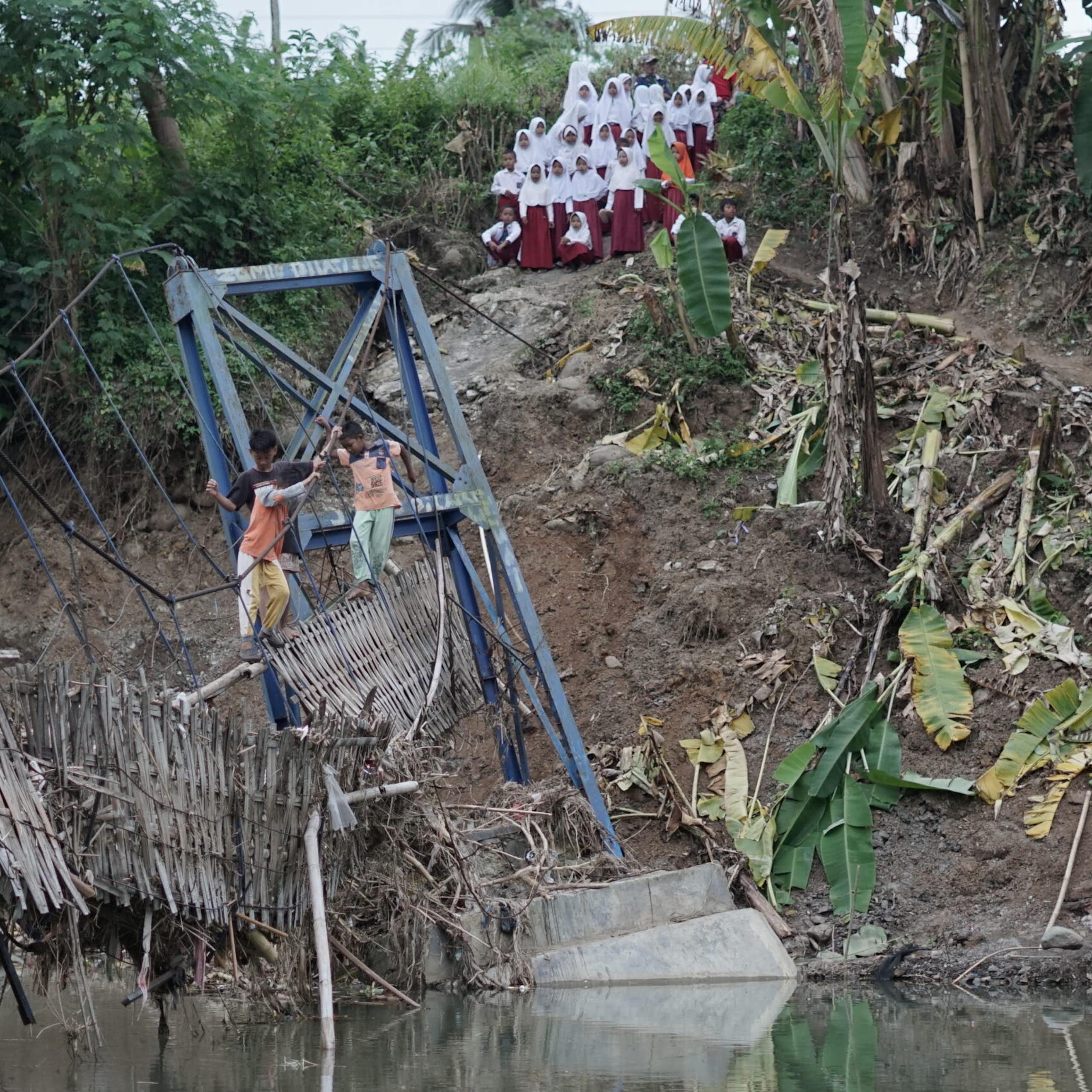 Jembatan rusak di suatu desa di Jawa Barat.