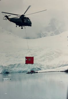 Traslado de módulos de viviendas prefabricadas a bases científicas en la Antártida.