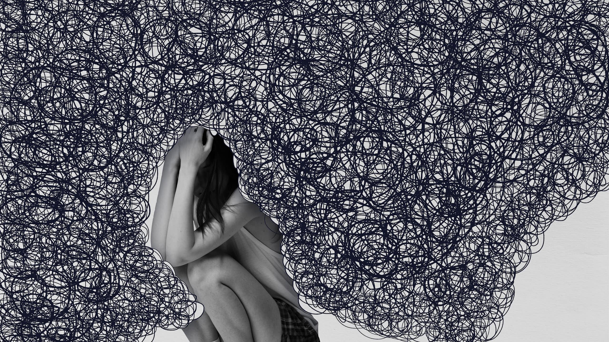 Ilustración de una niña acurrucada que se protege de una nube de garabatos.