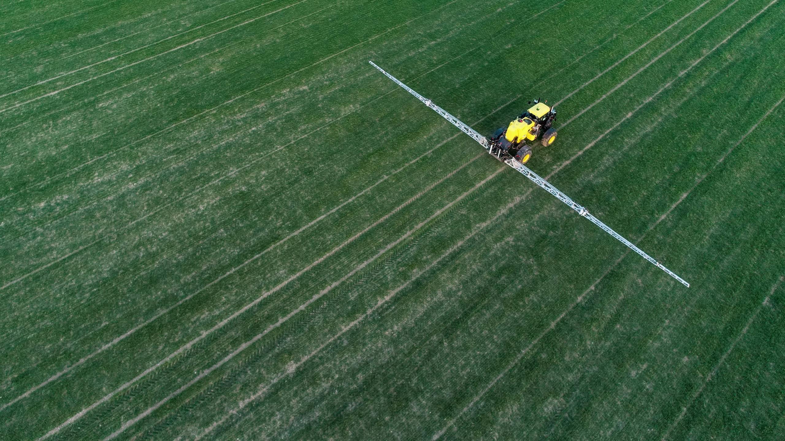 Pulvérisation de fongicide sur une parcelle de blé dans le Loiret