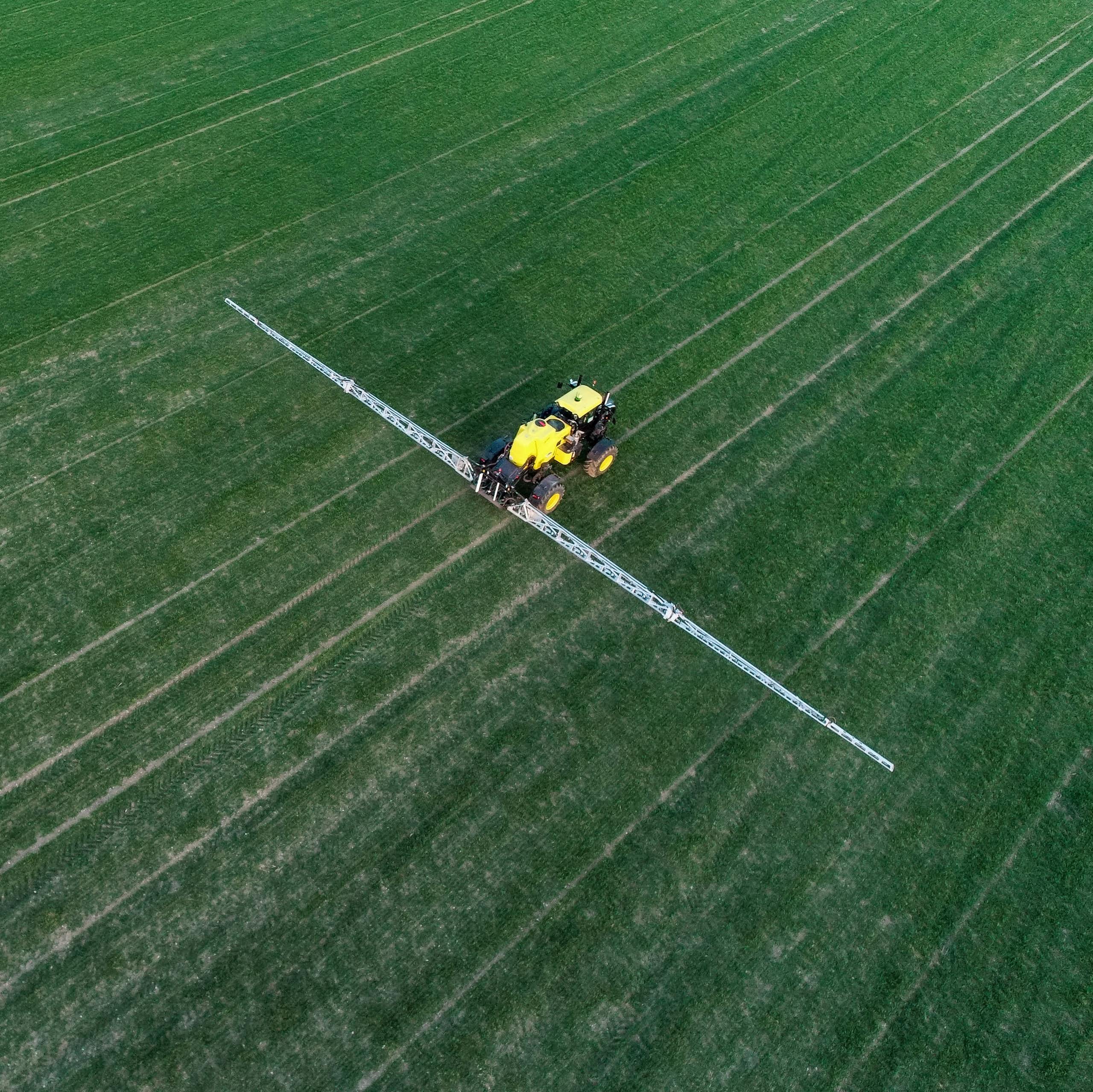 Pulvérisation de fongicide sur une parcelle de blé dans le Loiret