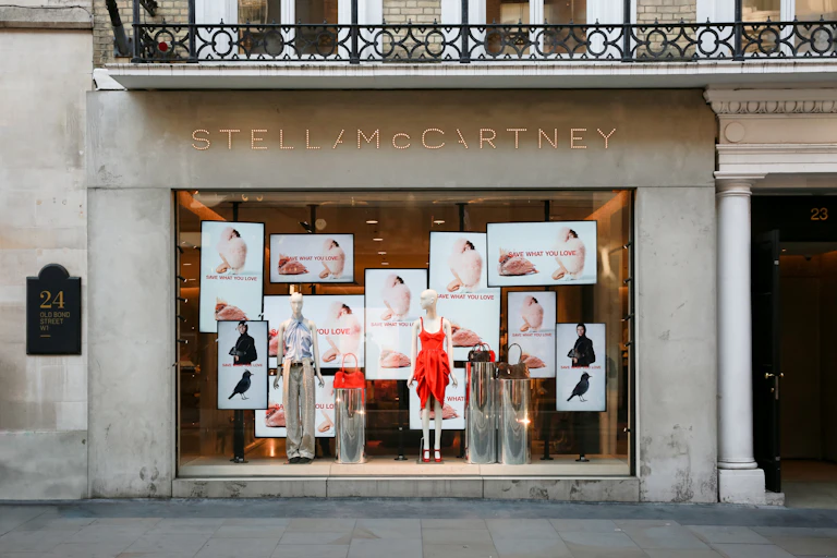 Escaparate de una tienda de moda.