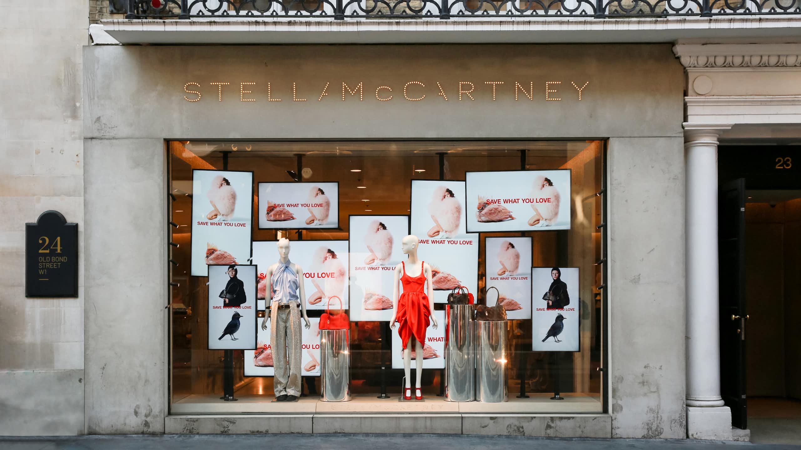 Escaparate de una tienda de moda.