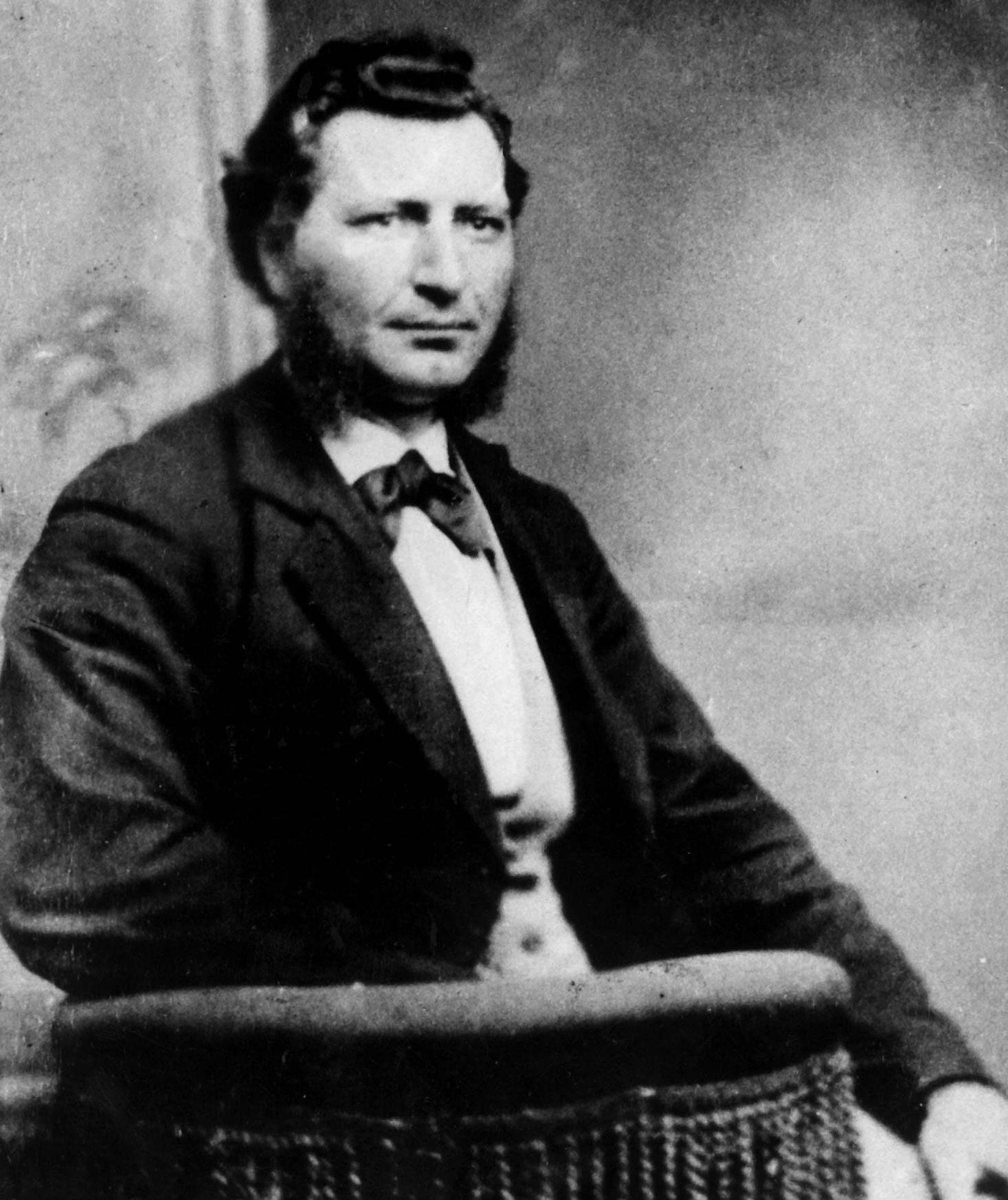 Le chef métis Louis Riel est présenté sur une photo d’archives