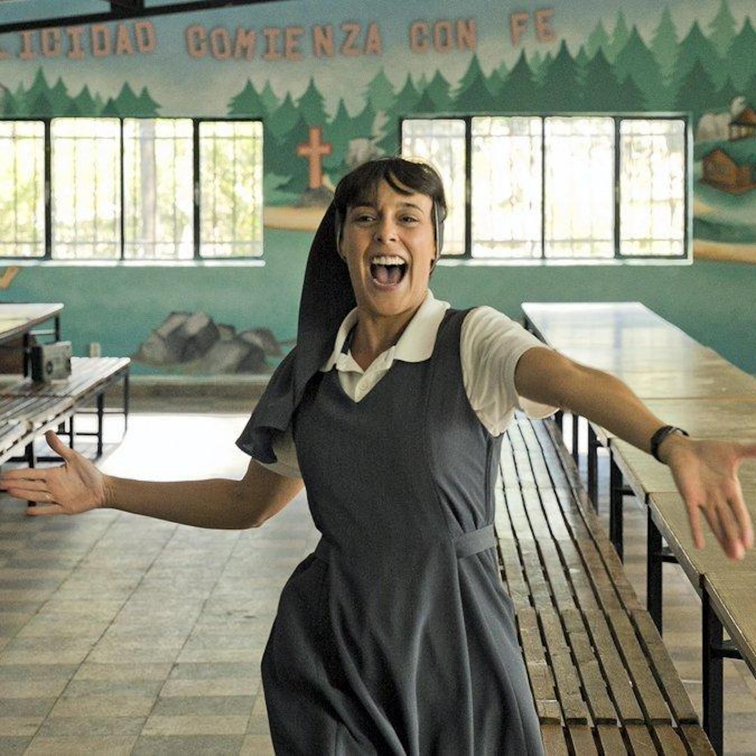 Dos monjas bailan en un comedor vacío.