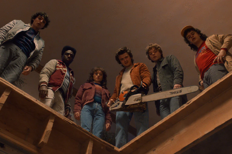 Un grupo de adolescentes mira hacia abajo en una escalera.