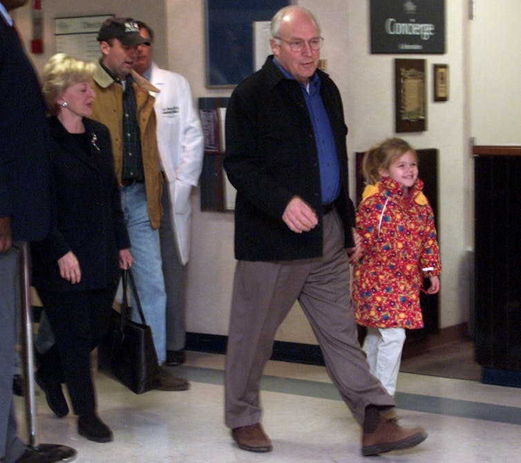 Dick Cheney sale del hospital de la mano de su nieta, seguido de su esposa y otros familiares