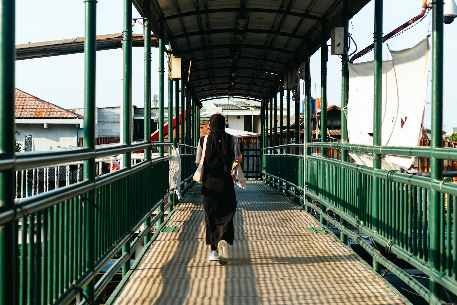 Riset: Remaja perempuan yang bepergian sendiri hadapi risiko dan tekanan mental lebih besar