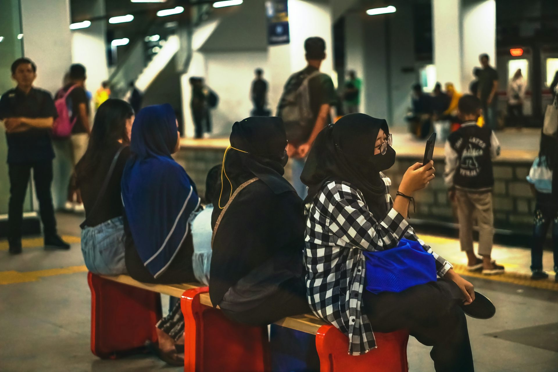 Perempuan merasa was-was meski mereka bebas bepergian kemana saja.
