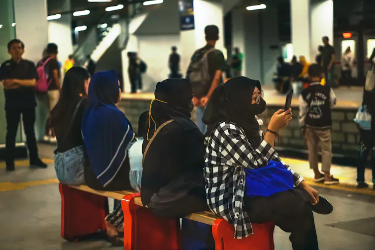 Perempuan merasa was-was meski mereka bebas bepergian kemana saja.