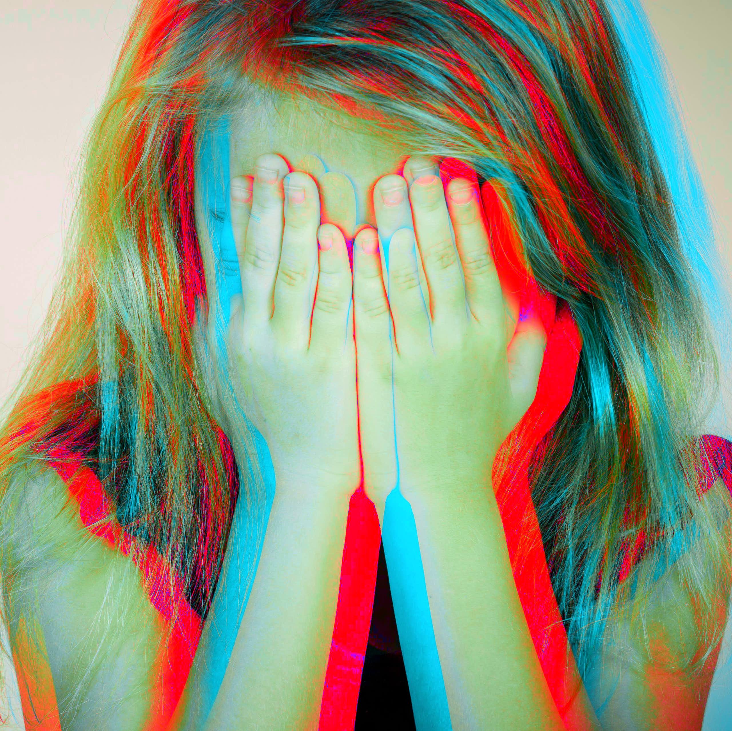 Une petite fille se tient la tête dans les mains