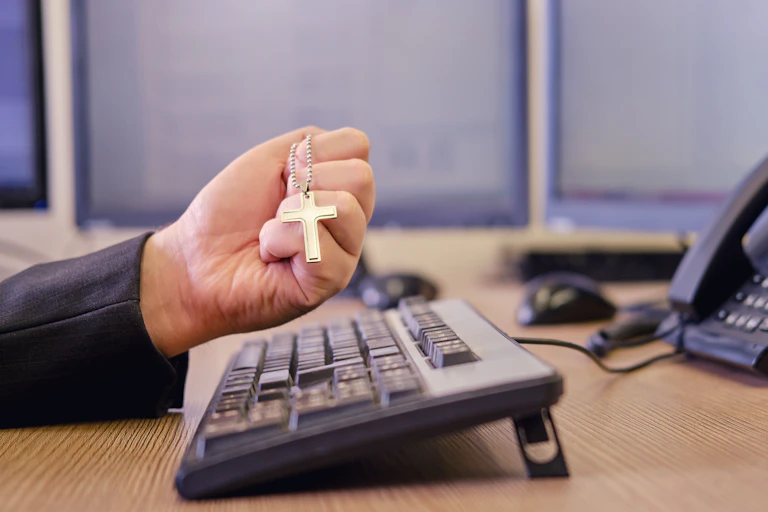 un médaillon de croix sur un clavier d'ordinateur