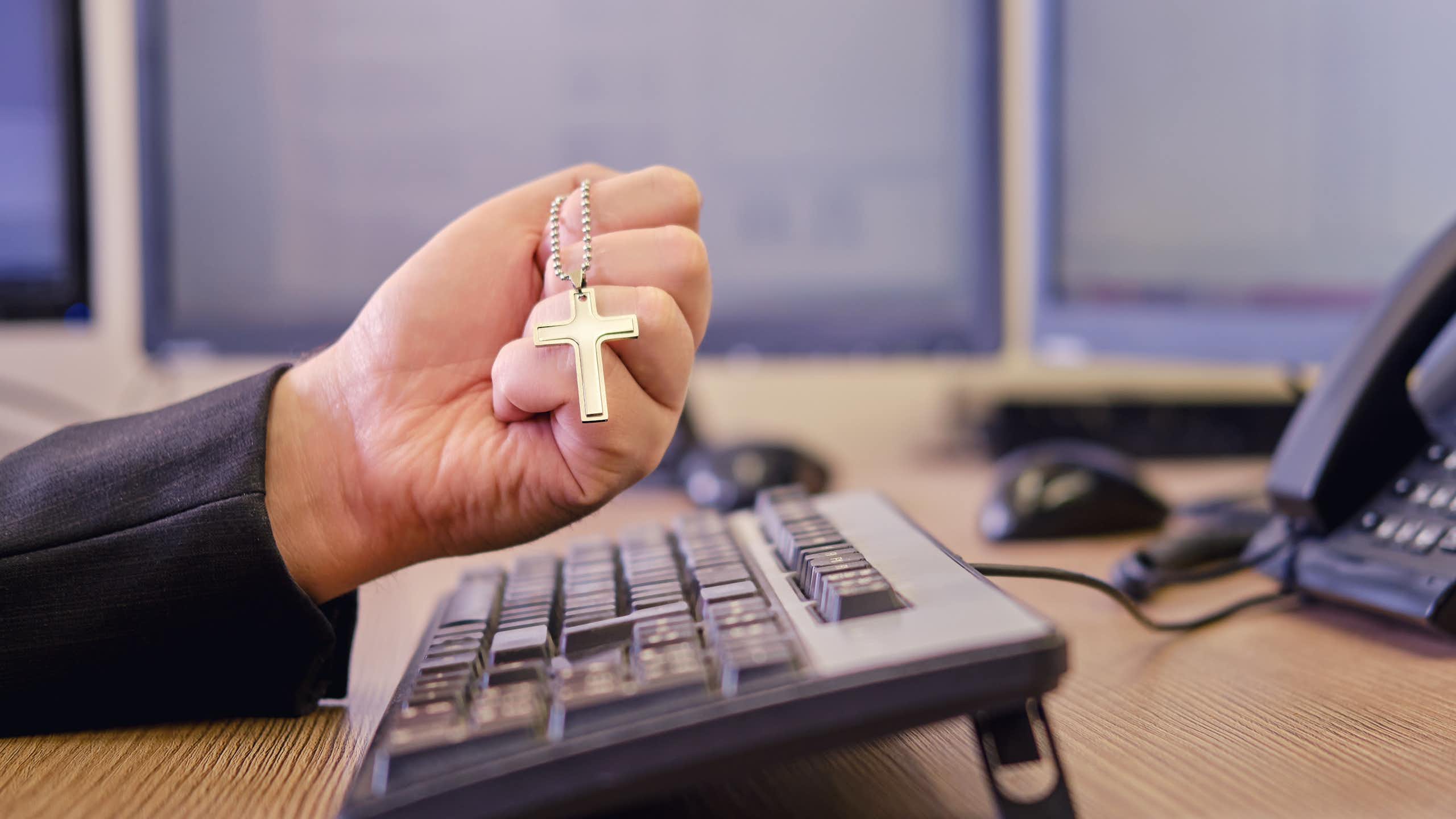un médaillon de croix sur un clavier d'ordinateur