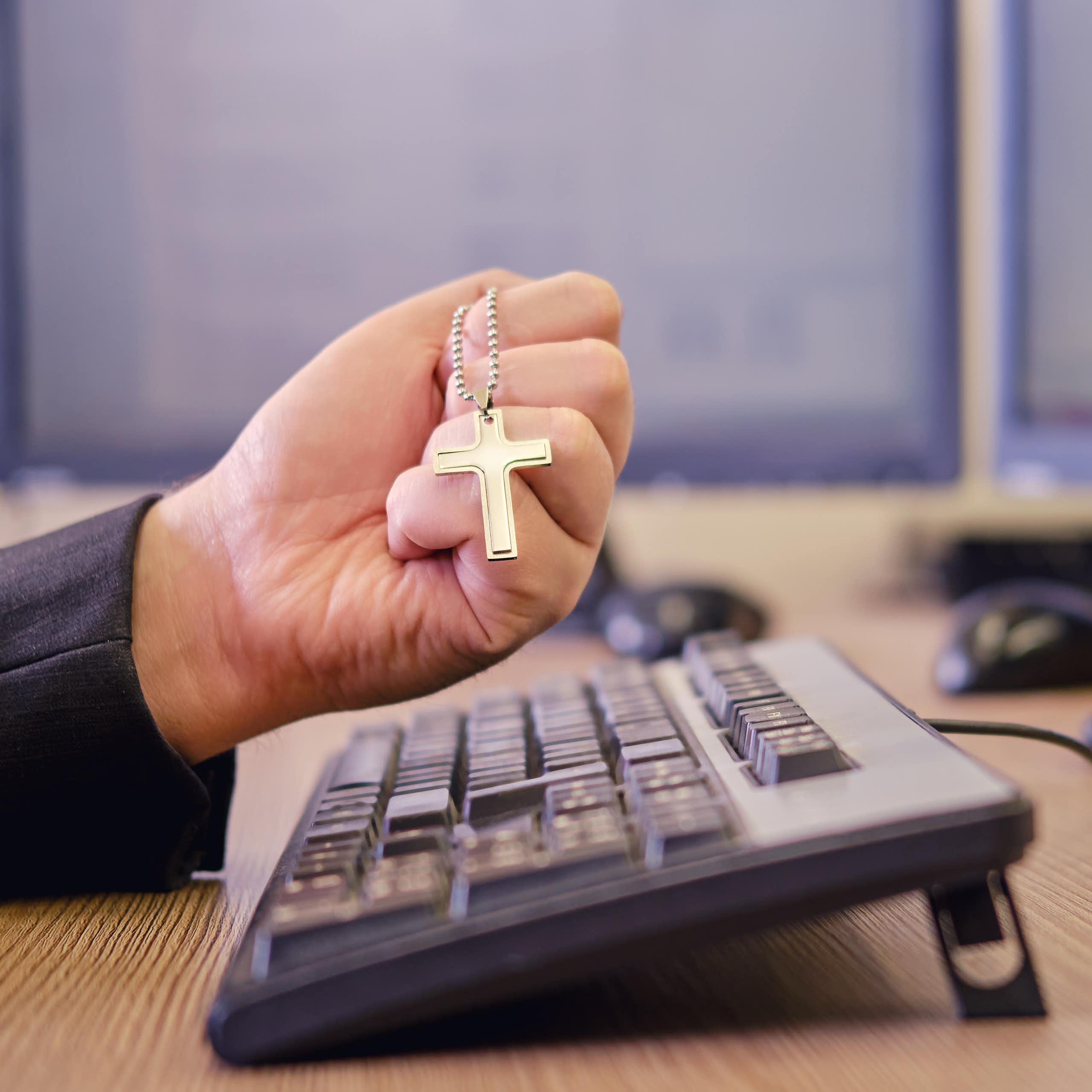 un médaillon de croix sur un clavier d'ordinateur