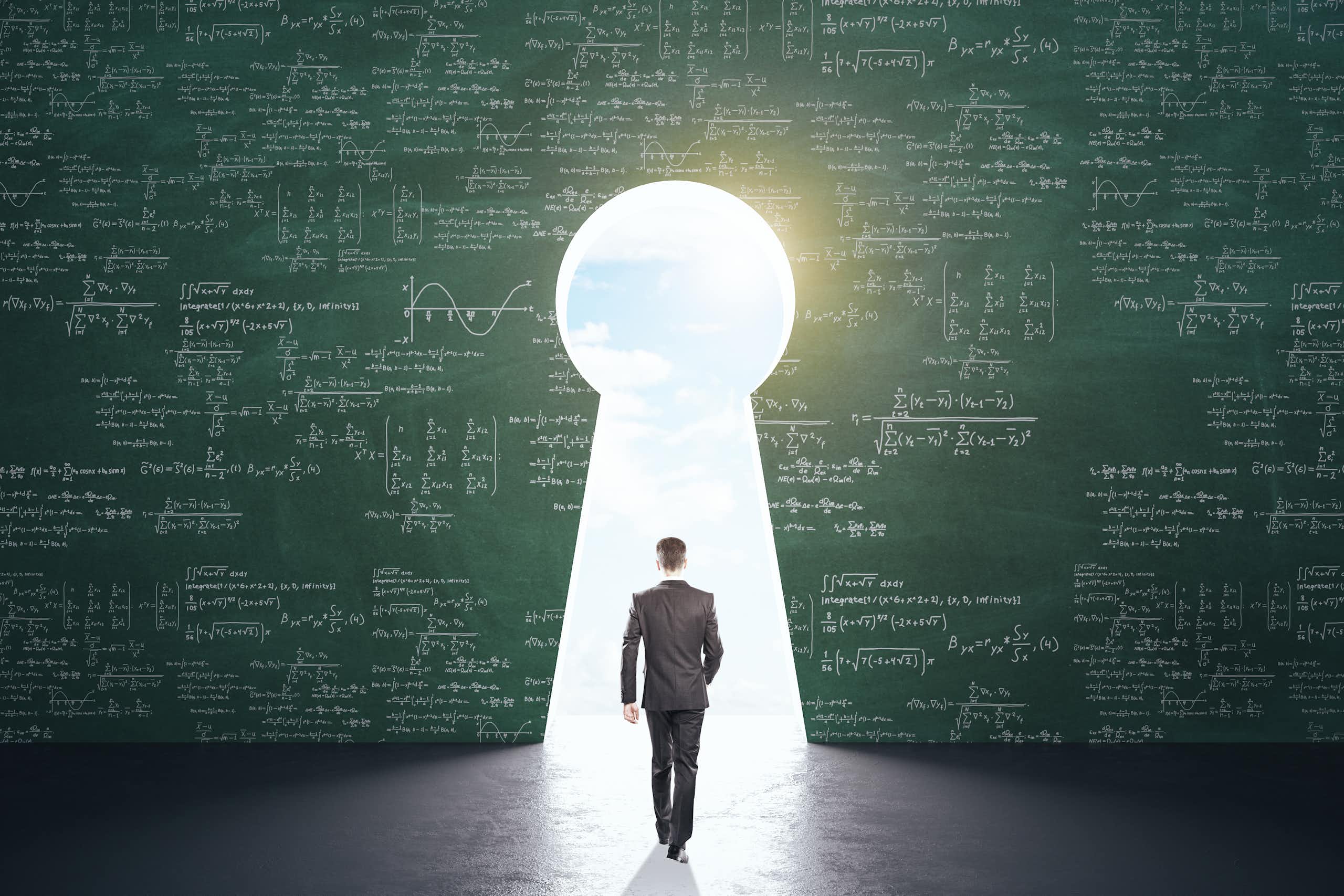 Homme traversant une entrée en forme de clé avec des algorithmes sur les murs.