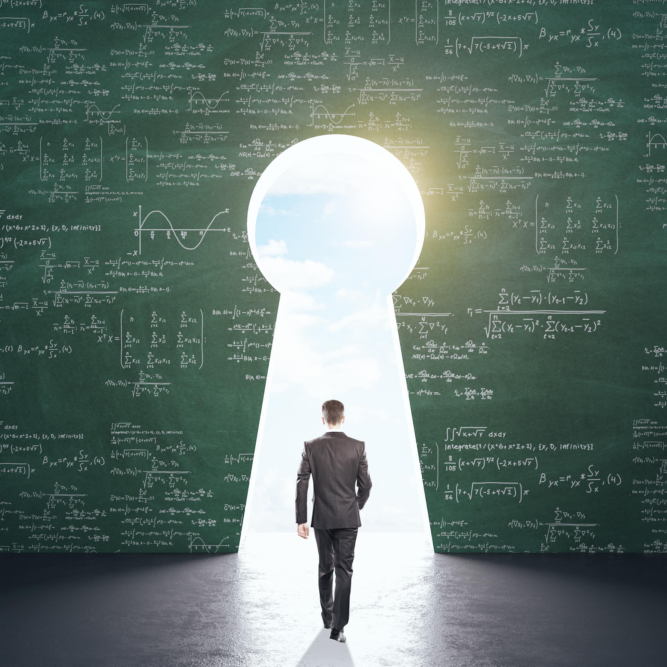 Homme traversant une entrée en forme de clé avec des algorithmes sur les murs.