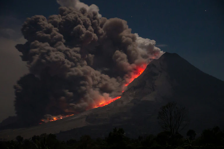 Photographie d'un volcan en éruption.