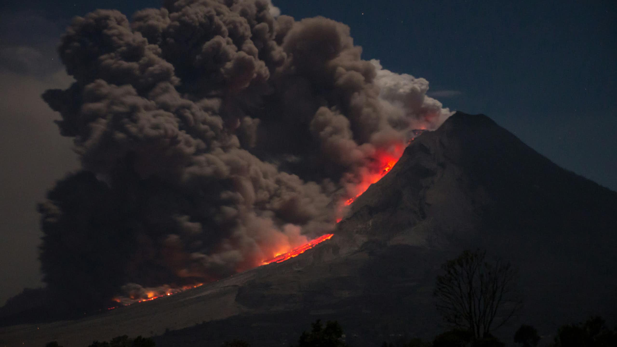 Photographie d'un volcan en éruption.