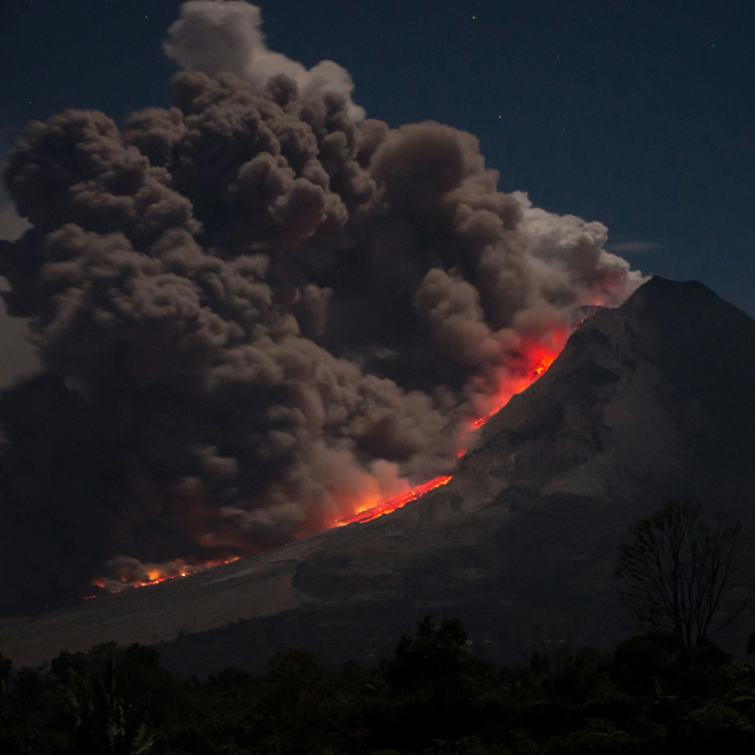 Photographie d'un volcan en éruption.