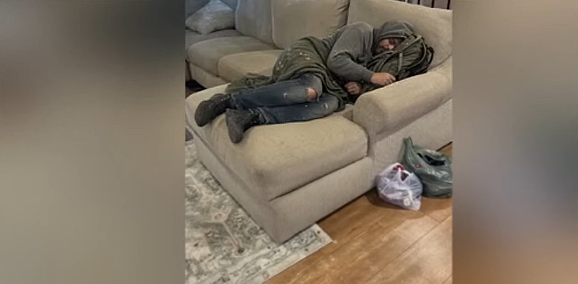 Image générée par l'IA d'un sans-abris dormant dans le salon d'une maison.